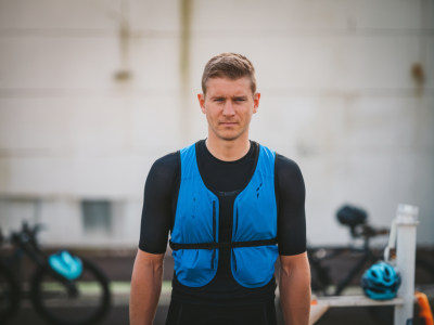 Comment synchroniser précisément vos apports en glucides et caféine pour éviter le coup de pompe en compétition